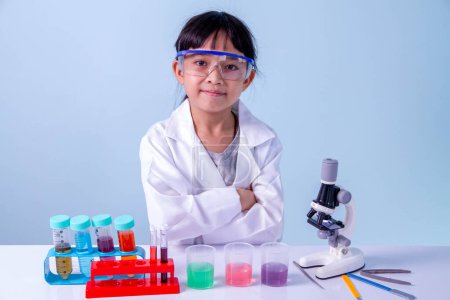 Photo for Close-up background view of a cute girl Who are learning science, business concepts, experimenting with chemical coloring or marketing planning - Royalty Free Image