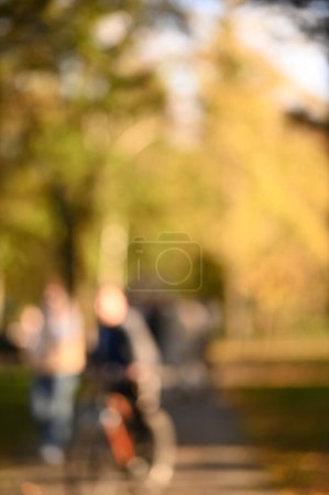 Foto de Personas caminando en el parque de la ciudad. Hermosa temporada de otoño. Fondo borroso - Imagen libre de derechos