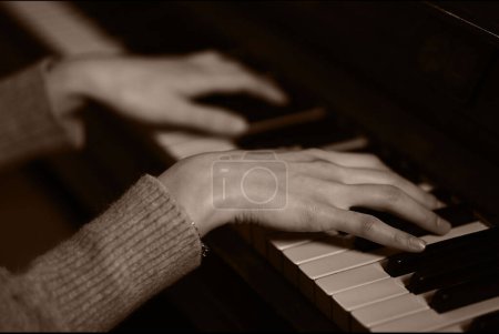 Foto de Manos femeninas tocando el piano de cerca ver - Imagen libre de derechos