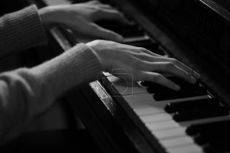 Foto de Manos femeninas tocando el piano de cerca ver - Imagen libre de derechos