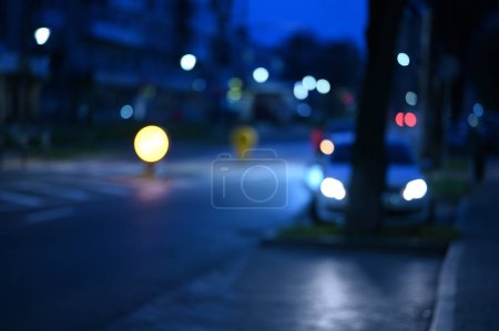 Téléchargez les photos : Fond abstrait avec bokeh lumières de ville déconcentrées - en image libre de droit