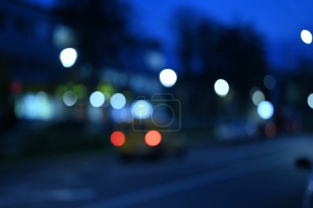 Téléchargez les photos : Fond abstrait avec bokeh lumières de ville déconcentrées - en image libre de droit