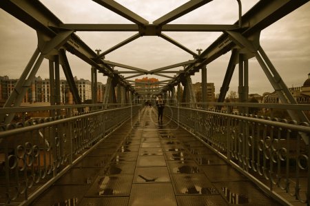 Foto de Puente peatonal de la ciudad, paisaje urbano - Imagen libre de derechos