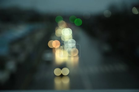Foto de Tráfico nocturno de la ciudad con luces de coche, fondo desenfocado - Imagen libre de derechos