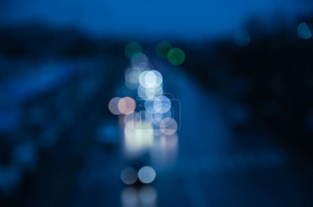 Foto de Tráfico nocturno de la ciudad con luces de coche, fondo desenfocado - Imagen libre de derechos