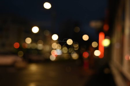 Téléchargez les photos : Circulation nocturne de la ville avec feux de voiture, fond déconcentré - en image libre de droit