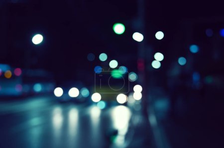 Téléchargez les photos : Circulation nocturne de la ville avec feux de voiture, fond déconcentré - en image libre de droit