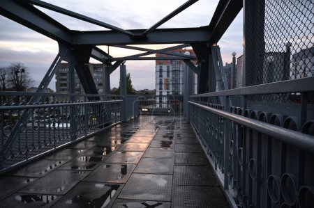 Foto de Puente peatonal de la ciudad, paisaje urbano - Imagen libre de derechos