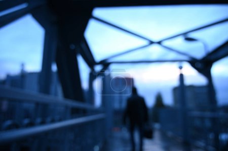 Téléchargez les photos : Pont piétonnier de la ville, paysage urbain déconcentré - en image libre de droit