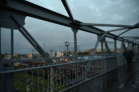 Téléchargez les photos : Pont piétonnier de la ville, paysage urbain déconcentré - en image libre de droit
