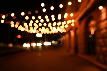 Téléchargez les photos : Soir ville lumière flou fond - en image libre de droit