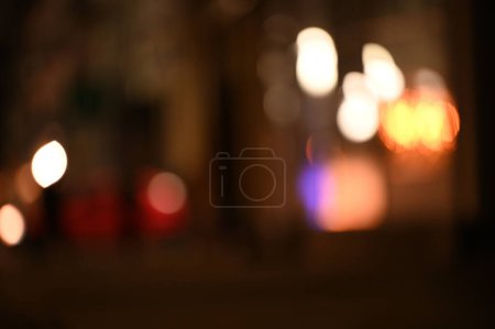Téléchargez les photos : Soir ville lumière flou fond - en image libre de droit