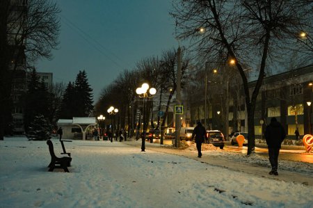Foto de Invierno en la ciudad vieja, calle cubierta de nieve - Imagen libre de derechos