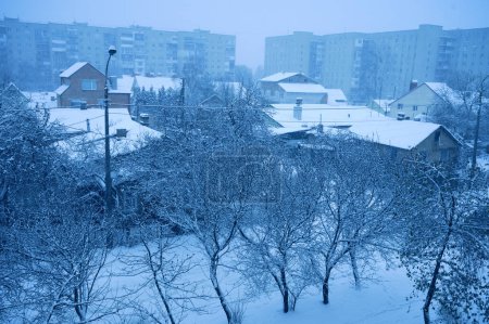 Téléchargez les photos : Fragments architecturaux de la ville en hiver - en image libre de droit