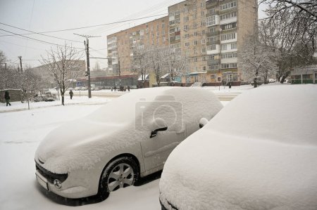 Téléchargez les photos : Paysage hivernal avec des voitures couvertes de neige. - en image libre de droit