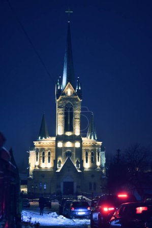 Foto de Vista nocturna de la catedral en la ciudad vieja - Imagen libre de derechos