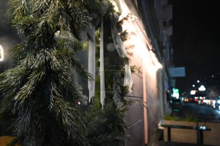 Téléchargez les photos : Lumières de la ville du soir fond flou avec décor de Noël - en image libre de droit