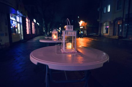 Téléchargez les photos : Lanternes, lumières de la ville du soir fond flou - en image libre de droit