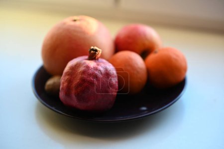 Foto de Frutas frescas en el alféizar de la ventana, de cerca - Imagen libre de derechos