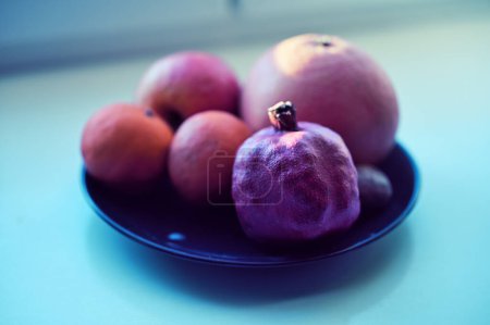 Téléchargez les photos : Fruits frais sur le rebord de la fenêtre, gros plan - en image libre de droit
