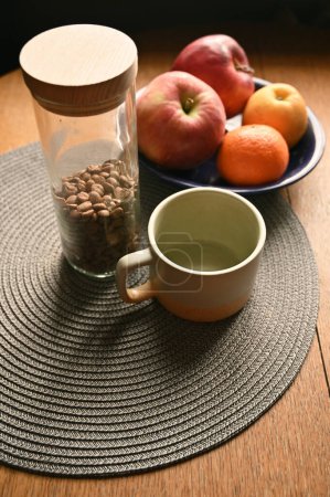 Téléchargez les photos : Café, tasse, fruits sur la table - en image libre de droit