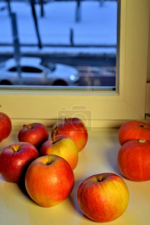 Téléchargez les photos : Pommes fraîches mûres sur le rebord de la fenêtre, gros plan - en image libre de droit