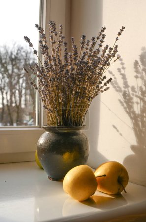 Téléchargez les photos : Pommes et lavandes dans le vase sur le rebord de la fenêtre - en image libre de droit