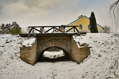 Téléchargez les photos : Vieux pont en brique dans la ville - en image libre de droit