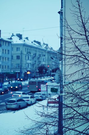 Téléchargez les photos : Voitures dans la rue en ville d'hiver, urbain - en image libre de droit