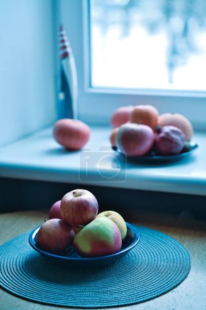 Foto de Figura de frutas, calabazas y Santa Claus en el alféizar de la ventana - Imagen libre de derechos