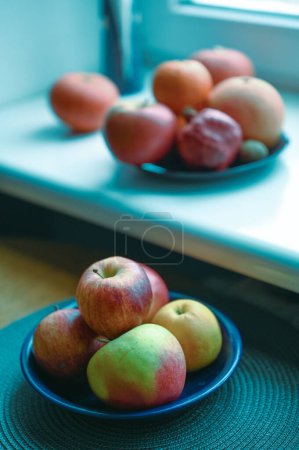 Foto de Frutas frescas en el alféizar de la ventana en casa - Imagen libre de derechos
