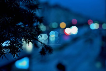 Foto de Árbol de navidad en el alféizar de la ventana y las luces de la ciudad de la noche borroso fondo - Imagen libre de derechos