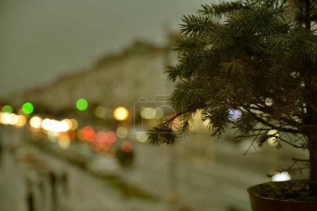 Foto de Árbol de navidad en el alféizar de la ventana y las luces de la ciudad de la noche borroso fondo - Imagen libre de derechos