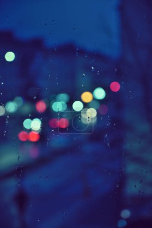 Foto de Noche de la ciudad a través de la ventana, fondo borroso - Imagen libre de derechos