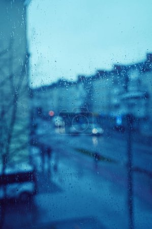 Foto de Una ventana de lluvia con vistas a una ciudad - Imagen libre de derechos