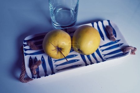 Foto de Manzanas frescas maduras en el alféizar de la ventana, de cerca - Imagen libre de derechos
