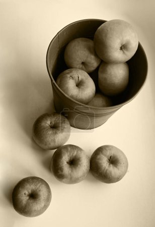Foto de Manzanas frescas maduras en el alféizar de la ventana, de cerca - Imagen libre de derechos