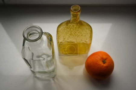 Téléchargez les photos : Bouteilles fraîches orange et vides sur la table - en image libre de droit