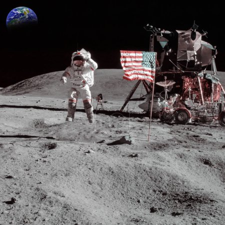 Foto de Astronauta en la luna con bandera americana y tierra al fondo. Elementos de esta imagen proporcionados por la NASA. Ruido incluido. - Imagen libre de derechos