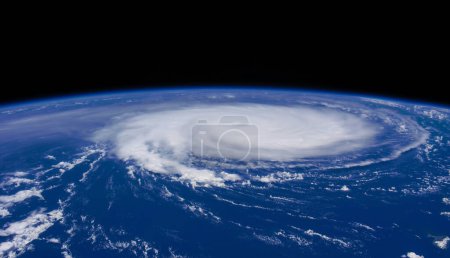 Foto de Vista del huracán desde el satélite. Huracán en la tierra visto desde la observación espacial. Elementos de esta imagen proporcionados por la NASA - Imagen libre de derechos