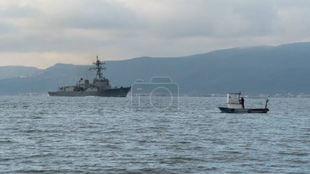 Téléchargez les photos : American Battleship USS Nitze. American navy in front of the oil refinery plant. The Navy of the United States. Warship. Selective focus included. Kocaeli, Turkey, 02.06.2023 - en image libre de droit