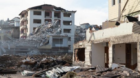 Téléchargez les photos : Tremblement de terre en Turquie. Maisons en ruine après un tremblement de terre massif en Turquie. Concentration sélective incluse - en image libre de droit
