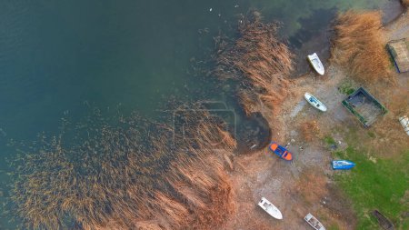 Foto de Vista aérea del lago y las cañas. Lago Sapanca en Turquía. El nivel del agua del lago disminuyó debido a la sequía. Enfoque selectivo incluido. Ruido y grano incluidos - Imagen libre de derechos