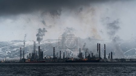 Foto de Environmental pollution. Toxic chemical gases releasing to atmosphere from oil refinery plant. Selective focus included. Noise and grain included - Imagen libre de derechos