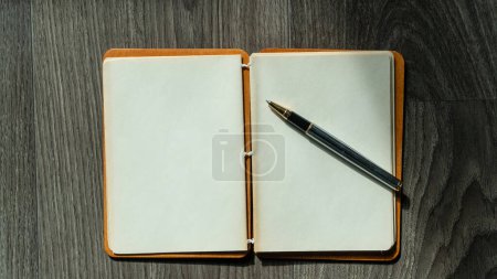 Foto de Cuaderno con páginas en blanco y lápiz sobre mesa de madera. Abra el espacio de copia del cuaderno para la vista de ángulo alto de texto. Tomando notas sobre un concepto de bloc de notas. Enfoque selectivo incluido - Imagen libre de derechos