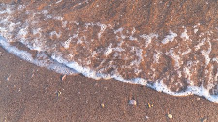 Foto de Fondo de playa de arena con olas marinas. Copiar espacio para texto - Imagen libre de derechos