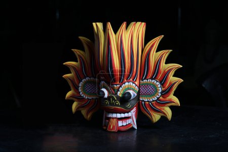 Sri Lanka - traditioneller maskenschwarzer Hintergrund. Holzschnitzereien Feuermaske - Holzmaske aus Sri Lanka. Lankan Feuerteufelsmaske, Gini Raksha,