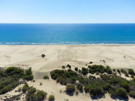 Téléchargez les photos : Belle plage de sable de Patara avec mer bleue, Kalkan, Antalya, Turquie. Vue par drone sur la plage de sable, la longueur de la côte méditerranéenne et la plus longue plage de sable - en image libre de droit