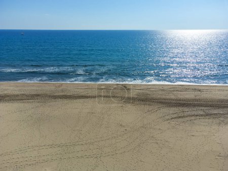 Schöne Aussicht auf den Strand von Patara mit feinem Sand am Ufer des türkisfarbenen Meeres an einem sonnigen Tag, Blick aus einer Drohne. Erstaunlicher Drohnenblick auf die wunderschöne Meereslandschaft. Kalkan, Antalya, Türkei