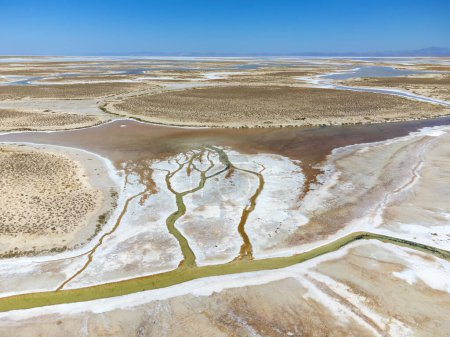 Drohnenblick auf den toten Salzsee Tuz in der Türkei. Landschaft ist wie auf Mond oder Mars, alles ist mit Salz bedeckt. Hier wird Speisesalz gewonnen und in Fabriken oder Fabriken verarbeitet. Fremde Landschaft.
